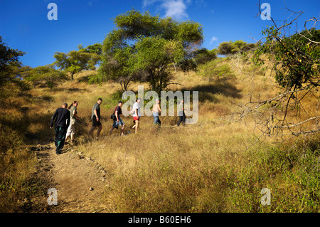 Ranger und Touristen zu Fuß auf einem Pfad, Komodo National Park, World Heritage Site, Komodo, Indonesien, Asien Stockfoto