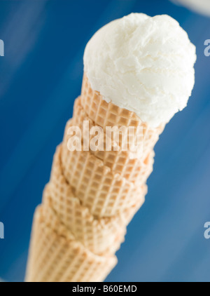 Vanilla Ice Cream Scoop in einem Wafer-Kegel Stockfoto
