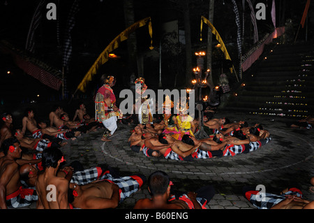 Männlichen und weiblichen Tänzerinnen Kecak, Ketjak oder Ketiak Tanz in Ubud, Bali, Indonesien, Asien Stockfoto