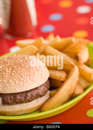 Beefburger in einem Sesam Brötchen mit klobigen Chips Stockfoto