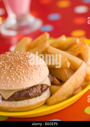 Cheeseburger in einem Sesam Brötchen mit klobigen Chips Stockfoto