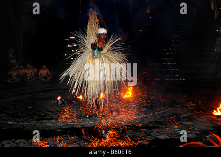 Tänzerin, die Durchführung Kecak, Ketjak oder Ketiak Tanz mit dem Feuer in Ubud, Bali, Indonesien, Asien Stockfoto