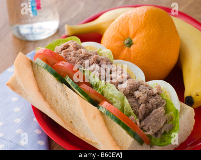 Thunfisch, Ei und Salat Baguette mit frischen Früchten Stockfoto