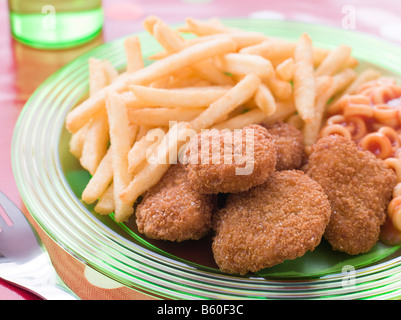 Hähnchen-Nuggets mit Spaghetti Hoops und Pommes frites Stockfoto