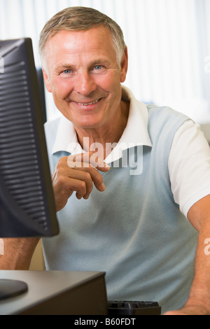 Mann sitzt an einem Computerterminal (high-Key) Stockfoto