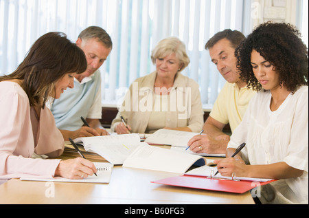 Fünf Erwachsene Studenten studieren am Tisch (Schärfentiefe) Stockfoto