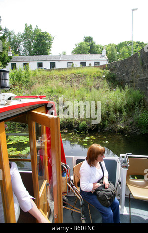 DIE "SCHAFGARBE" SEAGULL VERTRAUEN AUSFLUGSSCHIFF FÜR MENSCHEN MIT BEHINDERUNGEN, BEI CADDER BRÜCKE ÜBER DEN FORTH & CLYDE CANAL, IN DER NÄHE VON GLASGOW, SCHOTTLAND, GROßBRITANNIEN. Stockfoto