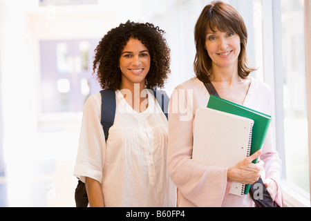 Zwei Frauen stehen im Flur mit Büchern (high-Key) Stockfoto