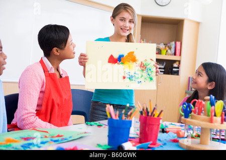 Schüler mit Lehrer und Klassenkameraden ihr Kunstwerk (Tiefenschärfe) Stockfoto