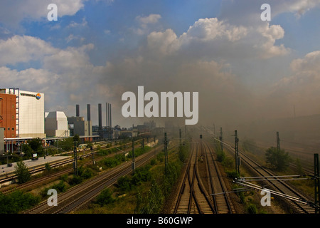 Rauchwolken aus einem Auto Feuer driften in Richtung einer Powerstation Vattenfall, Berlin Stockfoto