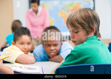 Schüler in der Klasse gemobbt von Schülern im Hintergrund (Tiefenschärfe) Stockfoto