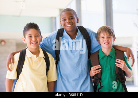 Drei Studenten stehen außerhalb der Schule gemeinsam Lächeln (high-Key) Stockfoto