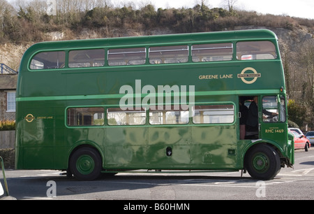 Seitenansicht eines Grünen Routemaster RMC 1469 Double Decker Bus Stockfoto