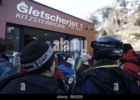 Skifahrer, die Schlange für die Ski lift Queuing für Gletscherjet 1 Skilift, Kitzsteinhorn Kaprun-Österreich-Europa Stockfoto