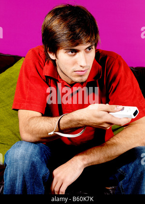 Junger Mann spielen auf Wii-Spiel-Modell veröffentlicht Stockfoto