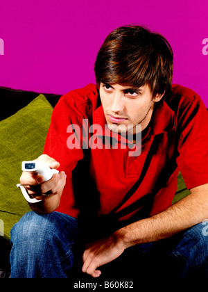 Junger Mann spielen auf Wii-Spiel-Modell veröffentlicht Stockfoto