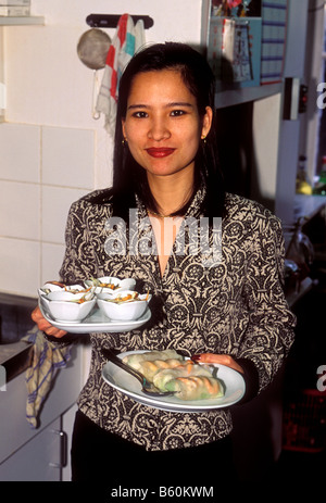 Vietnamesische Frau, Erwachsene Frau, Kochen, Kochen, Koch, Kellnerin, vietnamesisches Restaurant, Brüssel, Region Brüssel-Hauptstadt, Belgien, Europa Stockfoto
