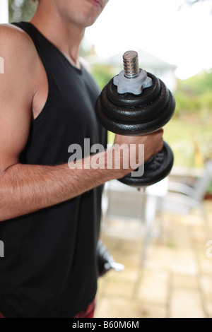 Junger Mann anhebende Gewichte Modell veröffentlicht Stockfoto