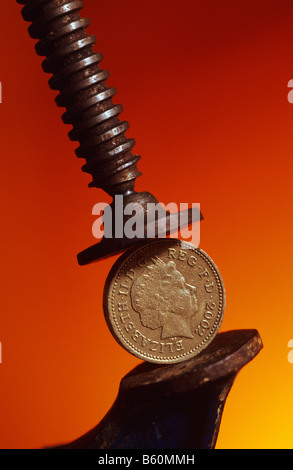 UK Sterling Pfund-Münze in Metallklemme statt Stockfoto