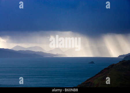 Gewitterwolke und Sonnenstrahlen über Cuillin Hills, Isle Of Skye, Schottland, UK Stockfoto