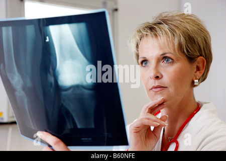 Weiblich-Arzt in einem Krankenhaus mit Blick auf eine X-Ray-Bild Stockfoto