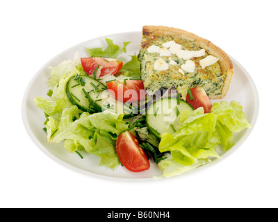 Frische vegetarische Broccoli Quiche Törtchen mit gemischter Garten Salat und keine Personen mit einen Freistellungspfad Stockfoto