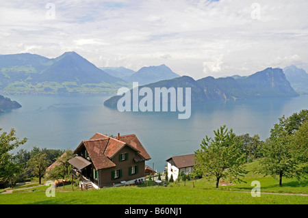 Bauernhof, Berge, Aussicht vom Vierwaldstättersee, die Rigi und Vierwaldstättersee, Vitznau, Kanton Luzern, Schweiz, Europa Stockfoto