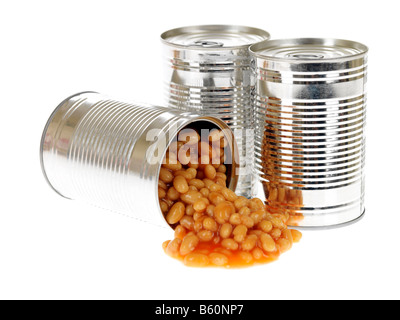 Geöffnete Dose frisch gebackene Bohnen in Tomatensoße bereit zu Kochen Isoliert gegen einen weißen Hintergrund mit keine Menschen und einen Freistellungspfad Stockfoto