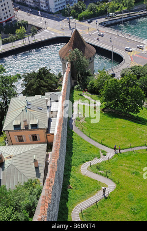 Brücke, Fluss Reuss, Blick aus dem Maennliturm-Turm in Richtung Noelliturm-Turm, Museggturm, Museggmauer Wand, Stadtmauer Stockfoto