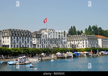 Boote, Riverside, Vierwaldstaetter See oder am Vierwaldstättersee, Hotel Schweizer Hof, Schweizer Fahne, Luzern, Schweiz, Europa Stockfoto