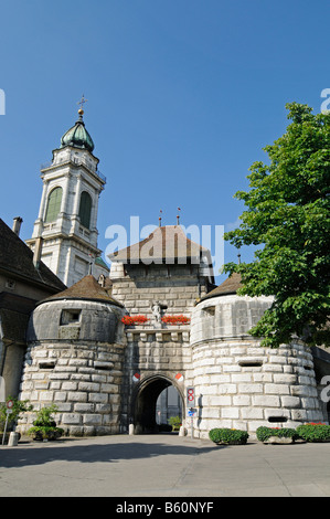 Baseltor oder Tor Basel, Stadttor, Stadtbefestigung, Stadtmauer, Kirchturm, St. Ursen-Kathedrale, Solothurn, Schweiz Stockfoto