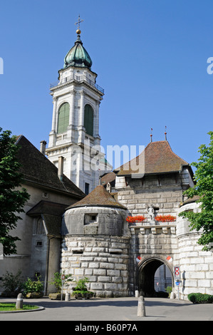 Baseltor oder Tor Basel, Stadttor, Stadtbefestigung, Stadtmauer, Kirchturm, St. Ursen-Kathedrale, Solothurn, Schweiz Stockfoto