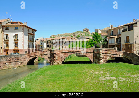 Alte Steinbrücke, Gallo-Fluss, Flussbett, Altstadt, Molina de Aragon, Kastilien-La Mancha, Spanien, Europa Stockfoto