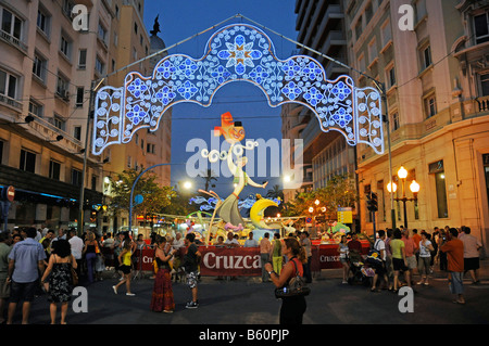 Hogueras de San Juan, Fogueres de Sant Joan, Fiesta, Jahrmarkt, Papiermache Figuren, Farblicht, Menschen, Strasse, am Abend Stockfoto