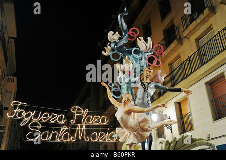 Hogueras de San Juan, Fogueres de Sant Joan, Fiesta, Festival, Papiermache Figuren, bunte Lichter, Santa Maria Platz Stockfoto