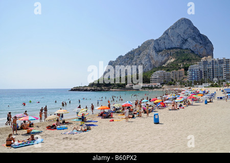 Menschen, Playa La Fossa, Strand, Berg, Penon de Ifach, Calpe, Costa Blanca, Alicante, Spanien, Europa Stockfoto