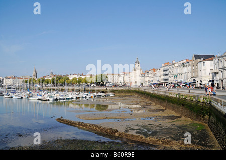 Schiffe, Hafen bei Ebbe, Uferpromenade, La Rochelle, Poitou-Charentes, Frankreich Stockfoto