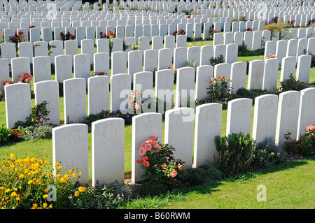 Zahlreiche weiße Grabsteine, Zeilen, soldatische Gräber, Kriegsgräber, die gefallenen britischen Terlincthun Krieg Friedhof, Weltkrieg, Wimille Stockfoto