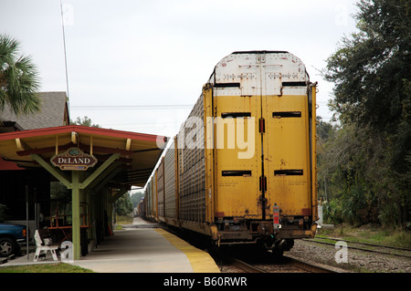 CSX-Güterzug auf der Durchreise DeLand Station Mitte Florida Amerika USA Stockfoto