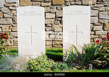 Zwei weiße, Grabsteine, Gräber unbekannt, anonym, Soldat, Kriegsgräber, die gefallenen britischen Terlincthun Krieg Friedhof Stockfoto