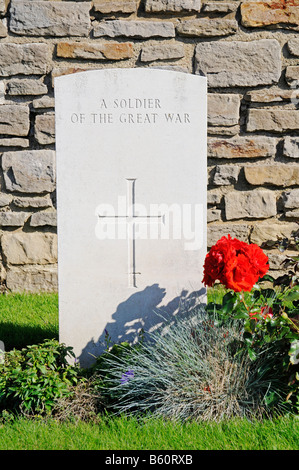 Weißer Grabstein, unbekannt, anonym, Soldat Gräber, Kriegsgräber, die gefallenen britischen Terlincthun Krieg Friedhof, Weltkrieg Stockfoto