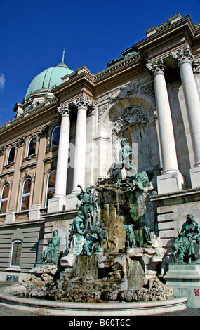 Matthias Brunnen vor Budaer Burg mit einer Kuppel, Budapest, Ungarn, Europa Stockfoto