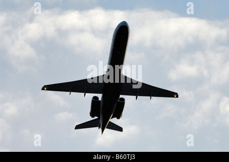 Passagier Flugzeug fliegen direkt über Stockfoto