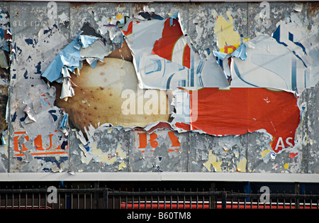 eine zerrissene Werbeschild Riss in stoke auf Trent uk Stockfoto