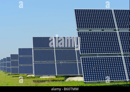 Größte photovoltaische Solarkraftwerk der Welt in der Nähe von Arnstein, Bayern tracking Stockfoto