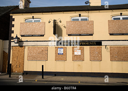 ein geschlossene Pub mit Bohlen ausgelegter Fronten in stoke auf Trent namens der neue Phoenix Stockfoto