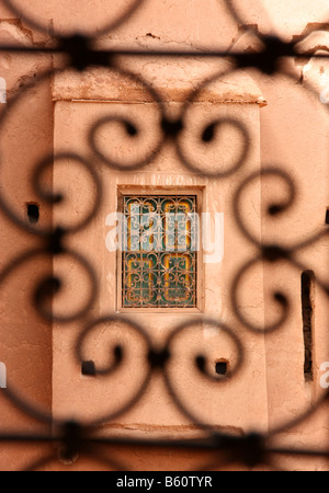 Fenster, die durch eine schmiedeeiserne Gitter im Kasbah Stadt Ouarzazate in Marokko gesehen Stockfoto