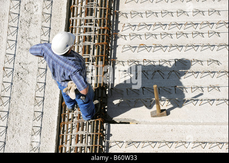 Verlegung einer vorgefertigten Betondecke, Vorarbeiter inspizieren den Fortschritt auf der Baustelle eines Bürogebäudes Stockfoto