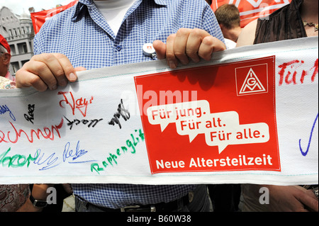 Band der Generationen mit Unterschriften, beschriften: für junge. Für alte. Für alle. Neuer Teilzeit-Arbeit für ältere Menschen. Protest Stockfoto