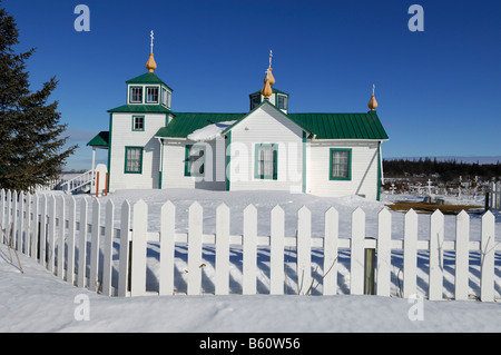 Russisch-orthodoxe Kirche mit Friedhof im Winter in Ninilchik, Halbinsel Kenai, Alaska, USA, Nordamerika Stockfoto